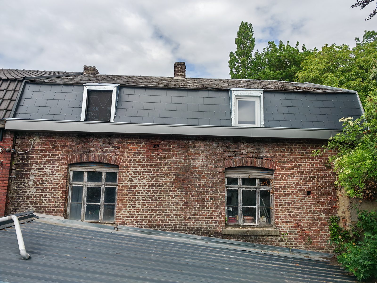 Toiture en ardoise avec lucarnes restaurées par SkySafe Toitures en région liégeoise