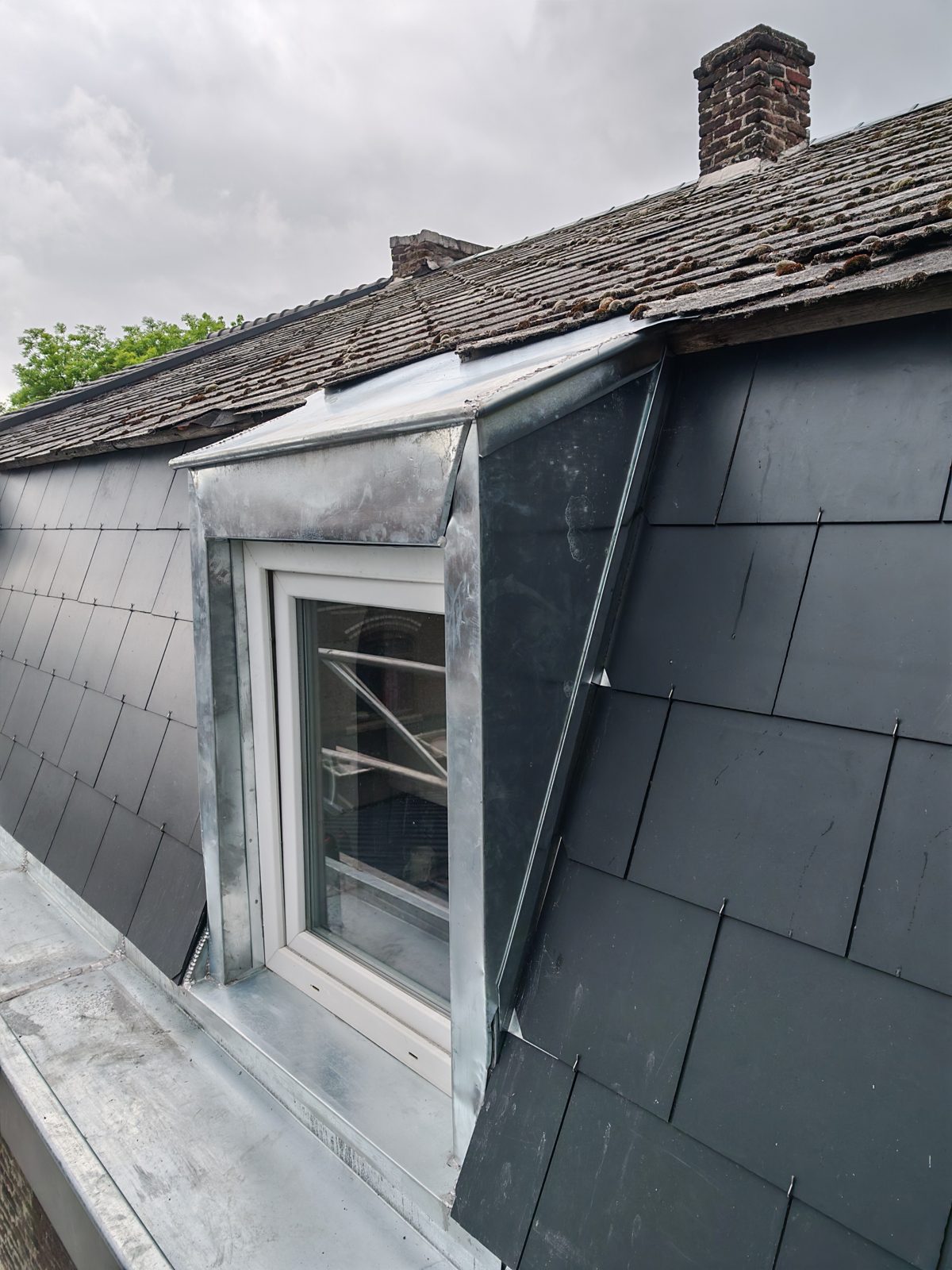 Lucarne habillée d'ardoise et de zinc réalisée par SkySafe Toitures à Liège