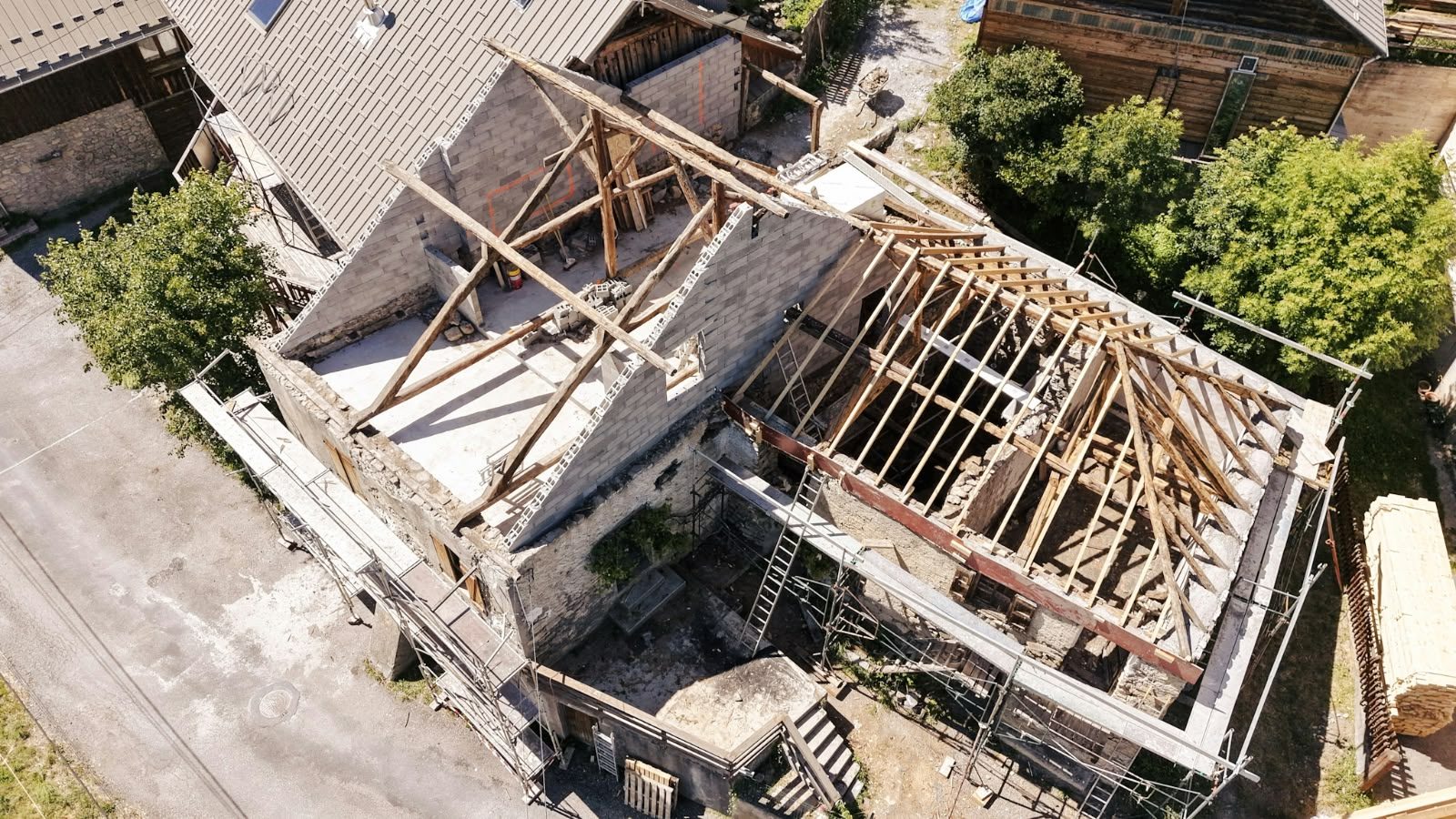 Charpente mise à nu lors d'une réfection de toiture par SkySafe Toitures en province de Liège