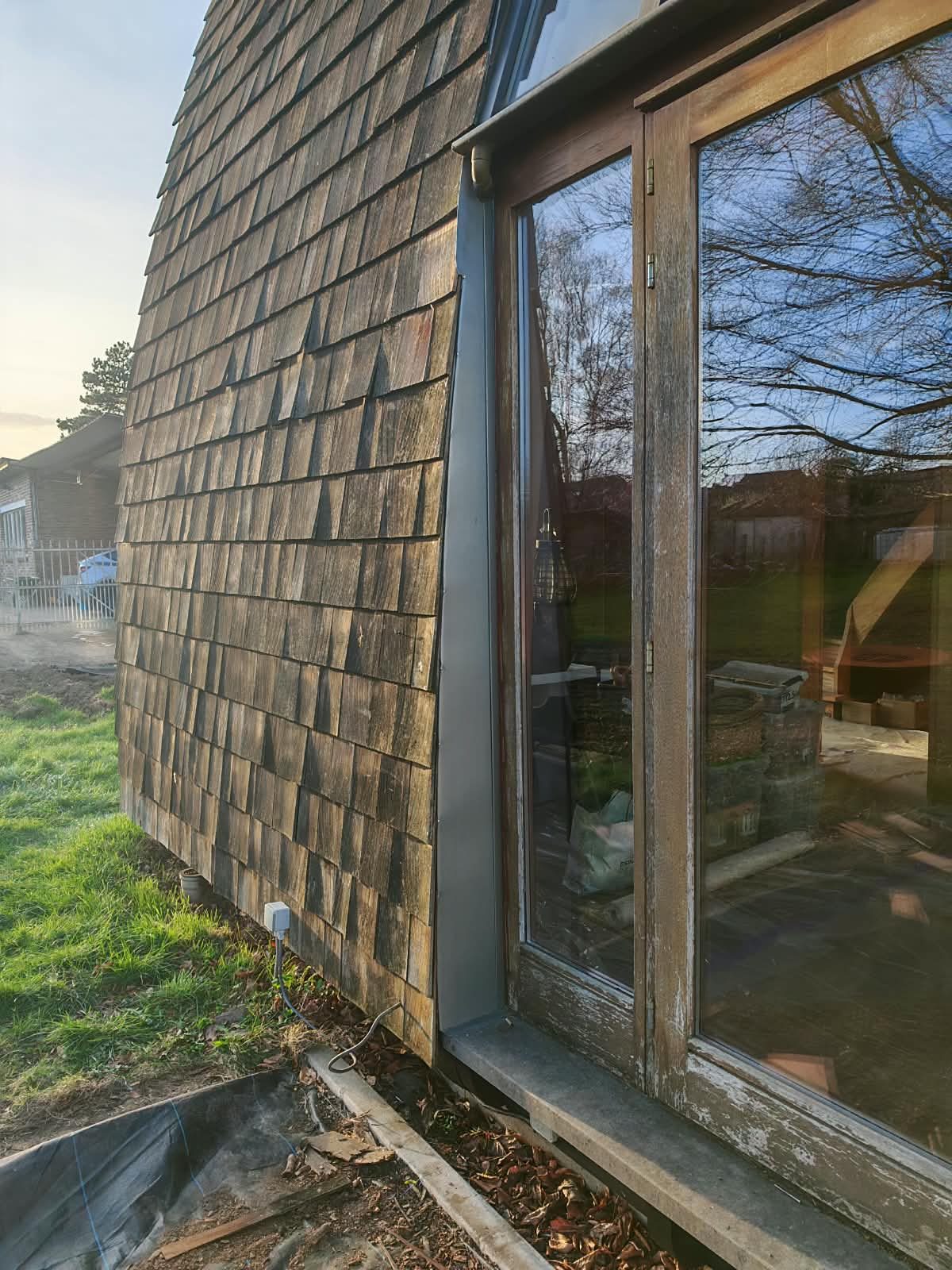 Pignon habillé en bardeaux de bois par SkySafe Toitures, province de Liège