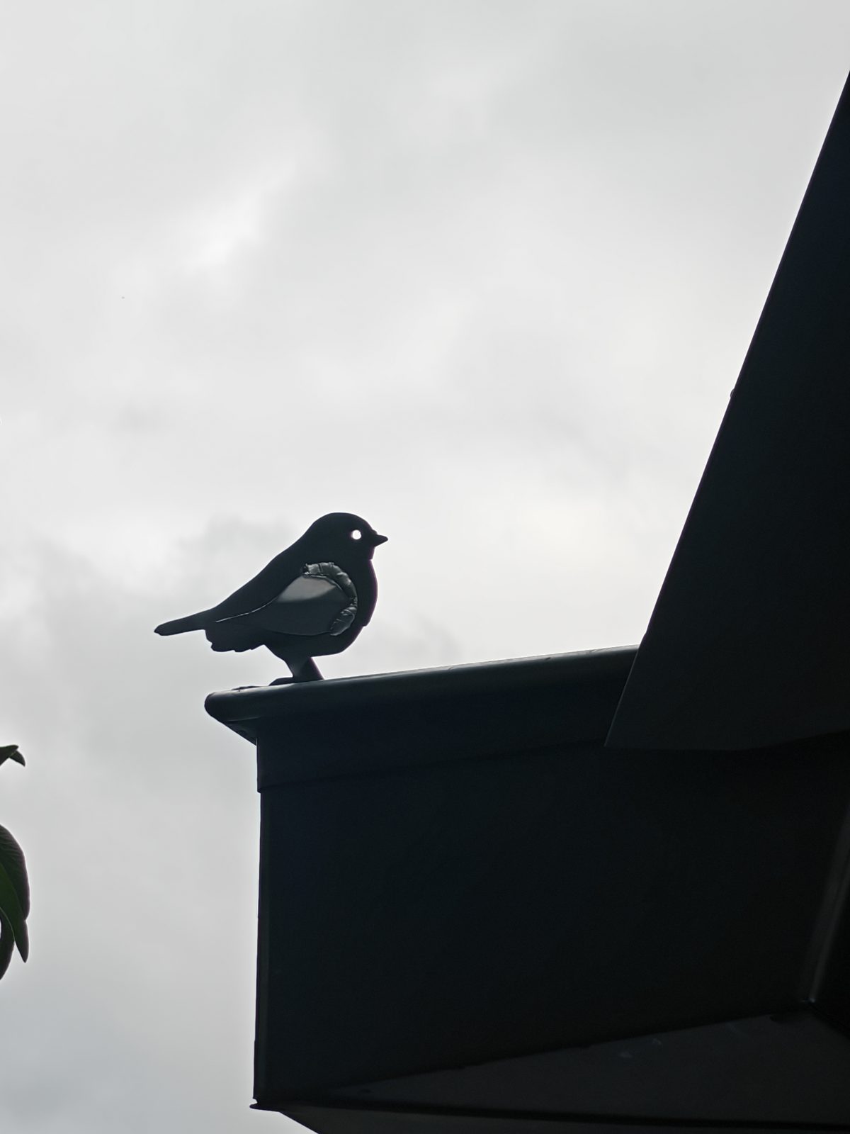 Épi de faîtage en forme d'oiseau en zinc posé sur une arête de toiture par SkySafe Toitures, Liège
