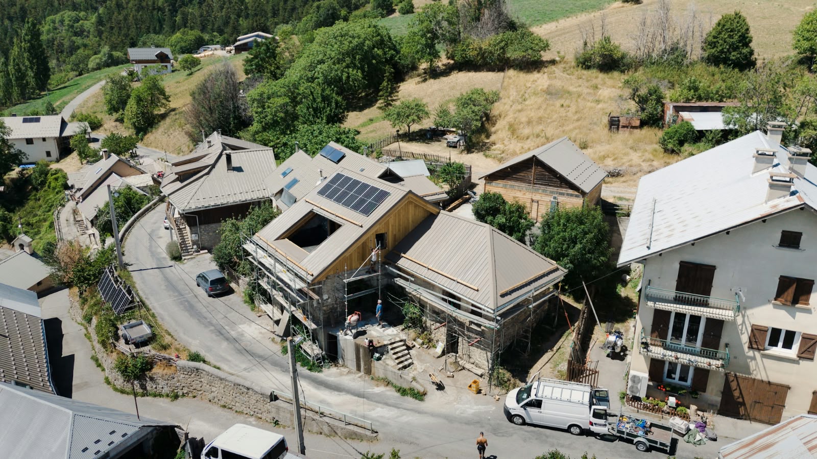 Vue aérienne d’ensemble de la maison après la pose de la nouvelle toiture métallique